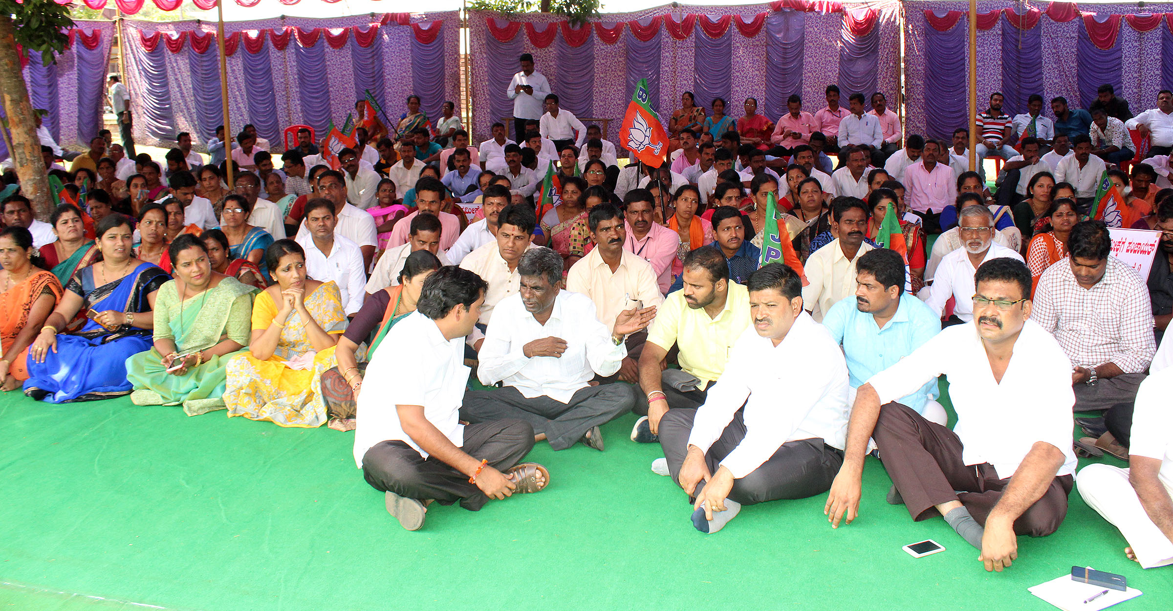 ಬೆಳೆ ಸಮೀಕ್ಷೆಗೆ ಗ್ರಾಪಂ ಸಿಬ್ಬಂದಿಗಳ ನೇಮಕ ವಿರೋಧಿಸಿ ಧರಣಿ